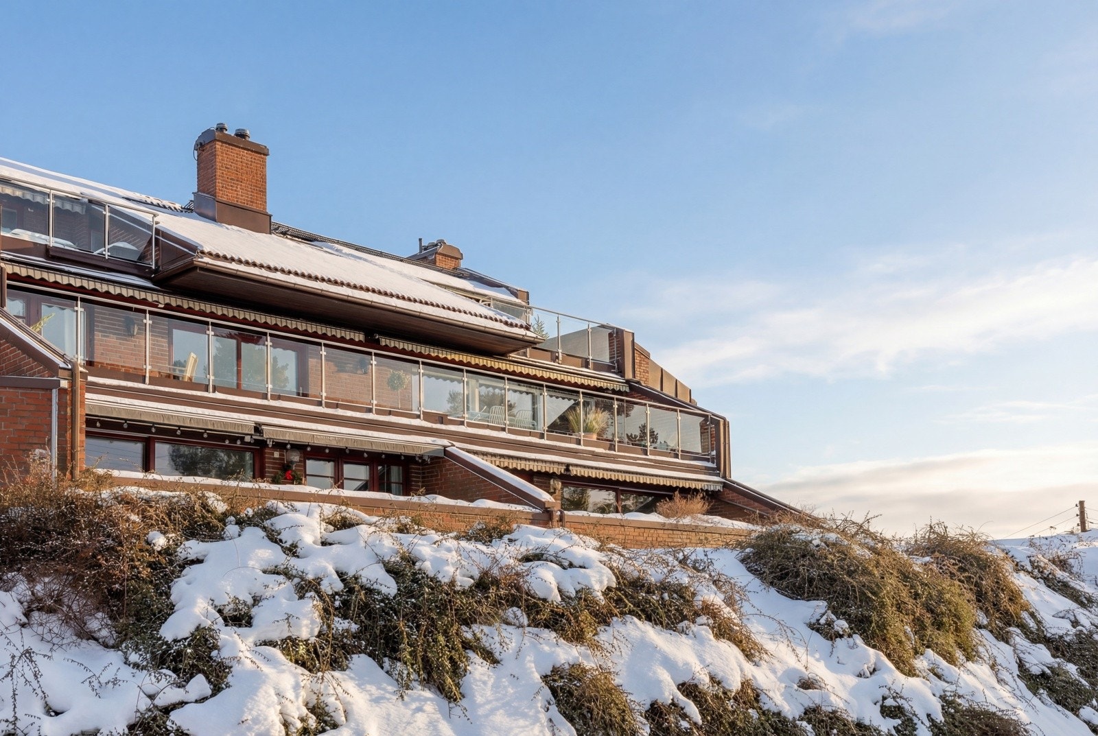 Spesielt attraktivt; leiligheten dekker hele arealet i første etasje, i tillegg til å ha en svært praktisk underetasje. Galleribilde