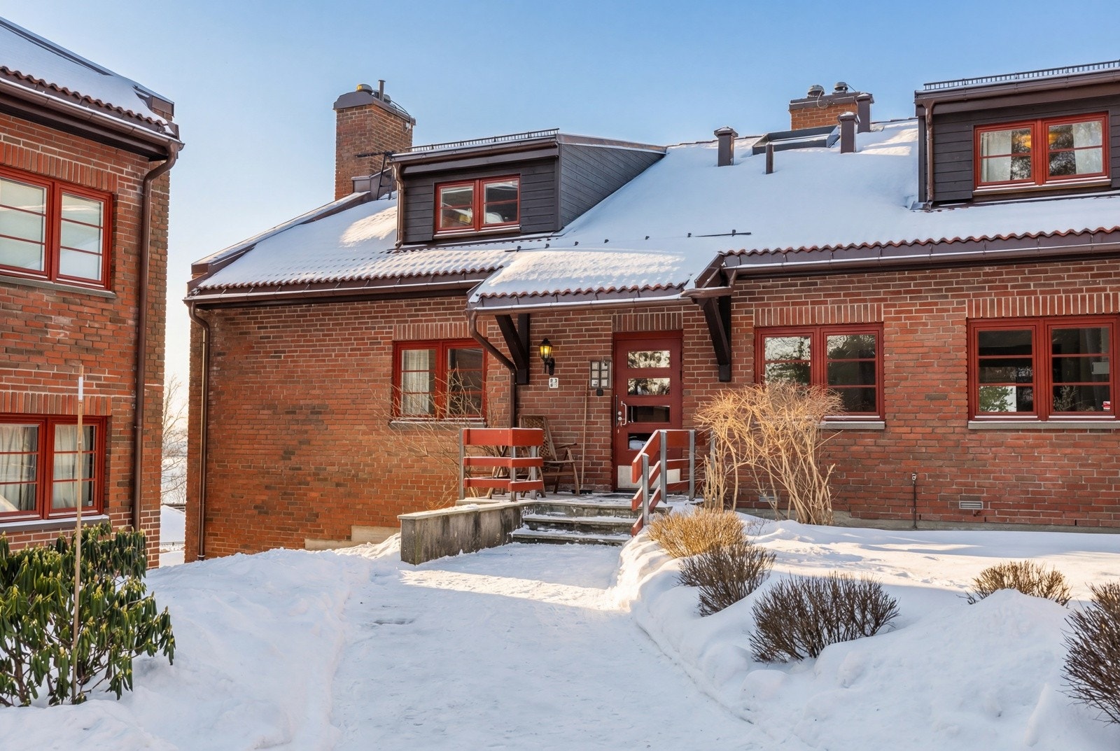 Nabolaget er attraktivt og eksklusivt, med nærhet til både byen med urbane fasiliteter, og marka med fantastisk natur og rekreasjonsmuligheter. Galleribilde