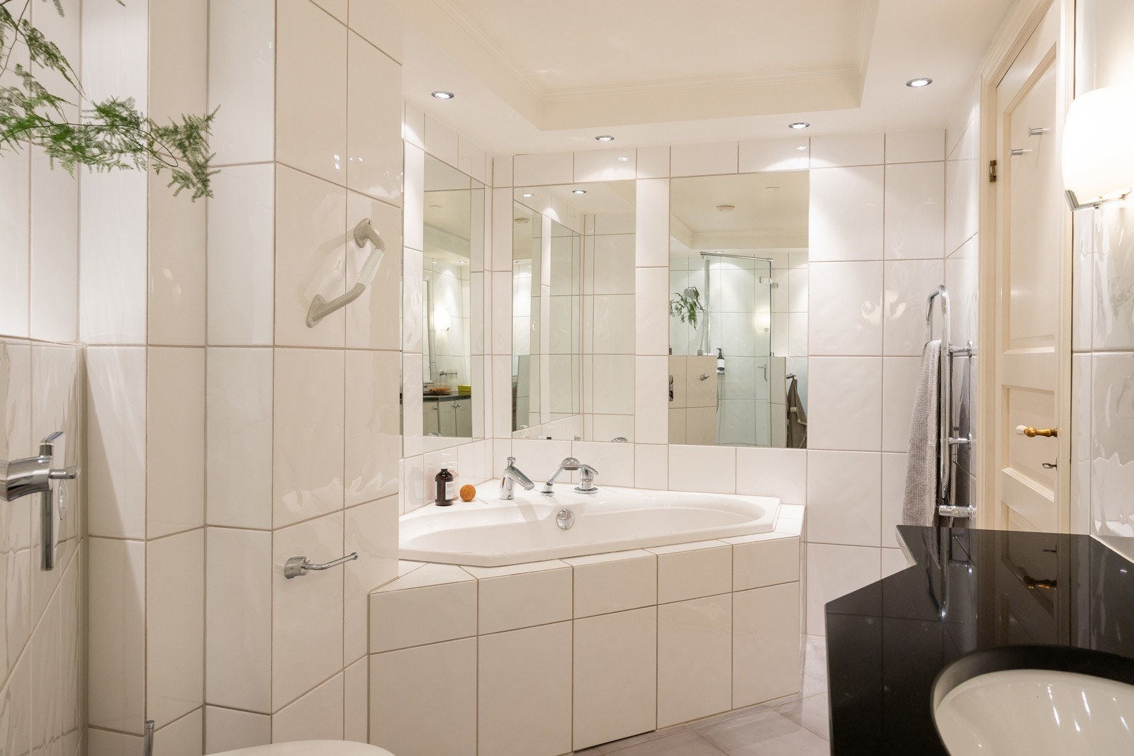 Hovedbadet er fra 2002 og innredet med både et dusjhjørne og et hjørnebadekar til glede for store og små. Galleribilde