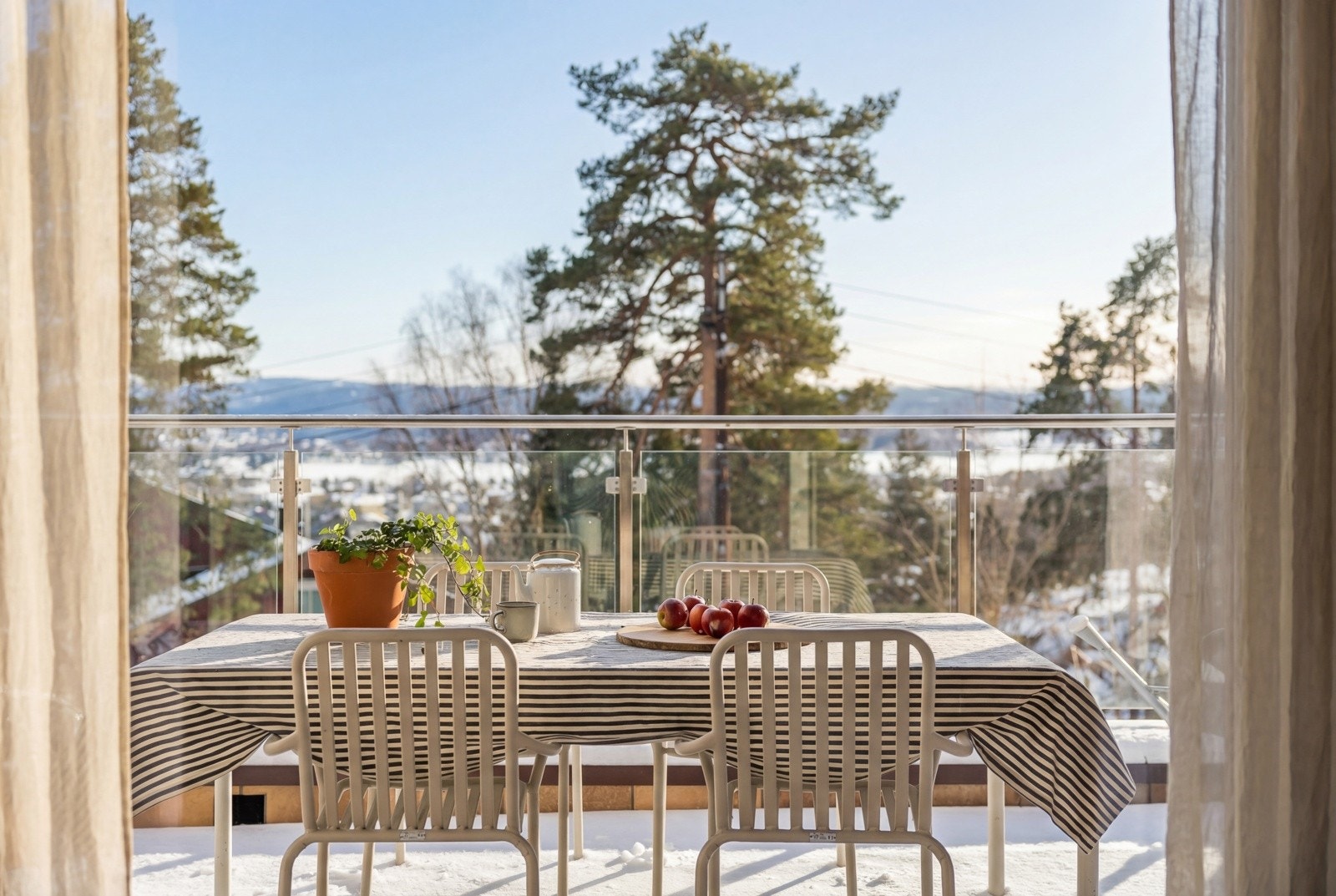 Den deilige uteplassen har utmerkede solforhold med kveldssol og vidstrakt utsikt mot Oslofjorden. Fra leiligheten er det i tillegg umiddelbar nærhet til marka. Galleribilde