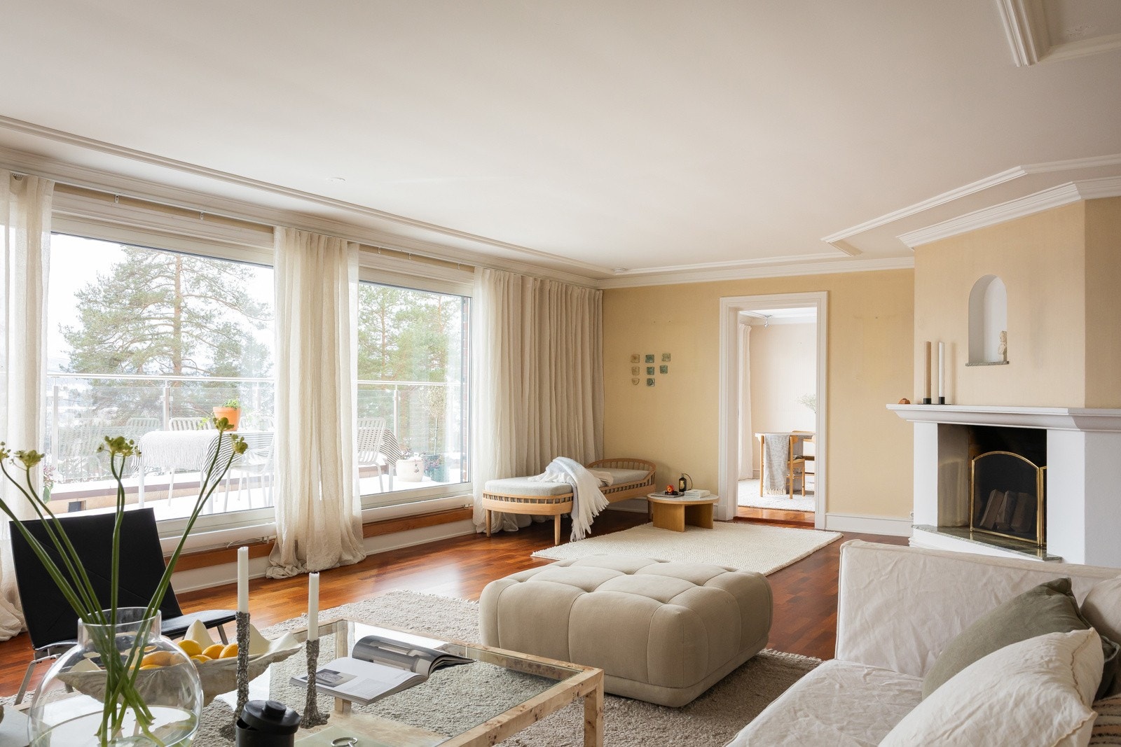 En dekorativ, åpen peis i hjørnet av stuen sørger for ekstra hygge. Leiligheten har til sammen 3 ildsteder. Galleribilde