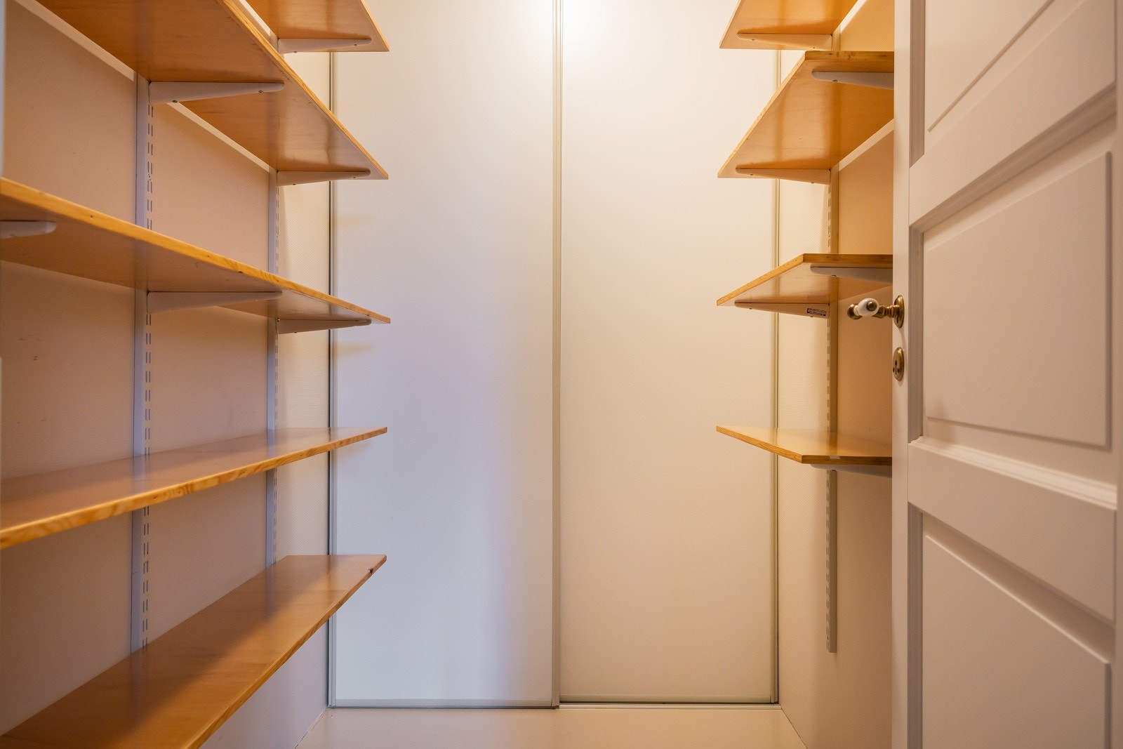 Eget bodrom i underetasjen, i tillegg ytterligere lagringsplass i to eksterne kjellerboder på til sammen 42 m². Bodene ligger ved hver av leilighetens garasjeplasser. Galleribilde