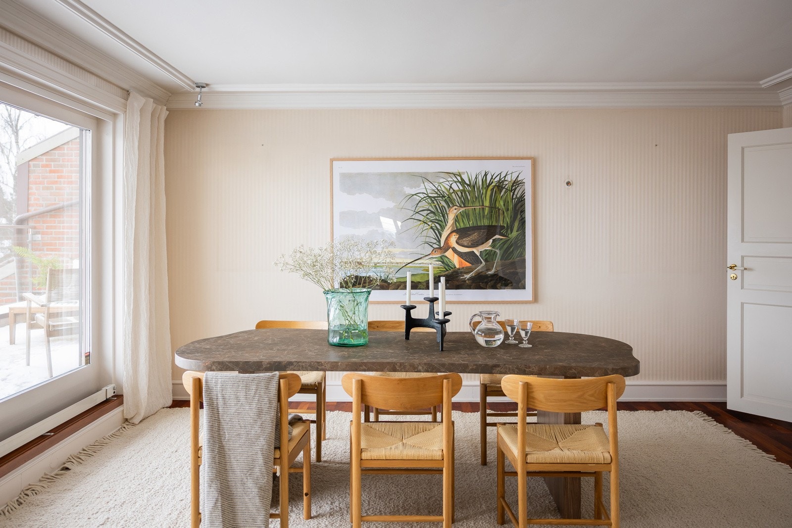 Det innerste rommet mot kjøkkenet er avsatt til spiseplassen, og leiligheten er ypperlig løst med tanke på selskapeligheter. Galleribilde