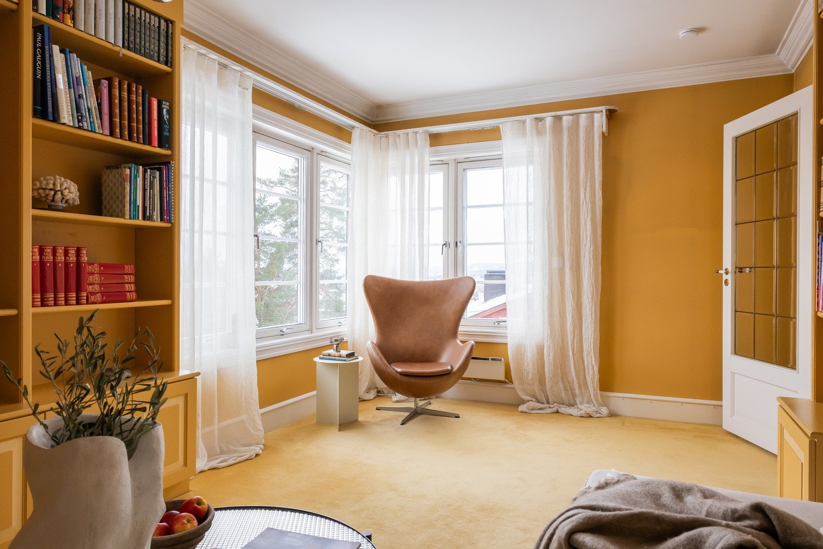 Hjørnevinduene i biblioteket gir rikelig med dagslys og flott utsikt mot fjorden. Galleribilde