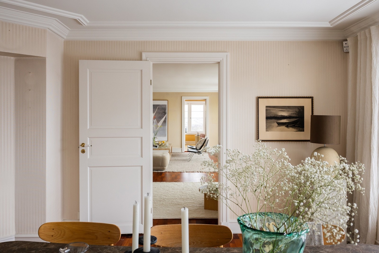 Leiligheten har store, lyse rom og plassbygde innredninger, samt ildsted både i stuen, biblioteket og på kjøkkenet. Galleribilde