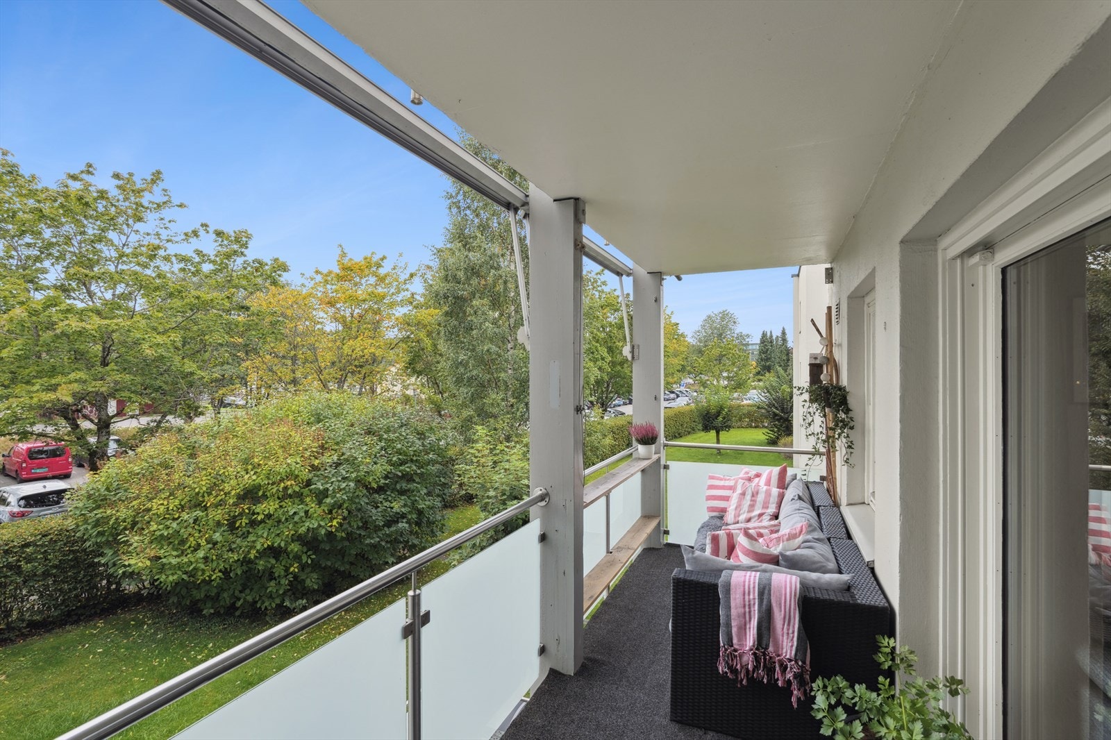 Fra veranda titter man ut over borettslagets fine og velholdte fellesområde Galleribilde