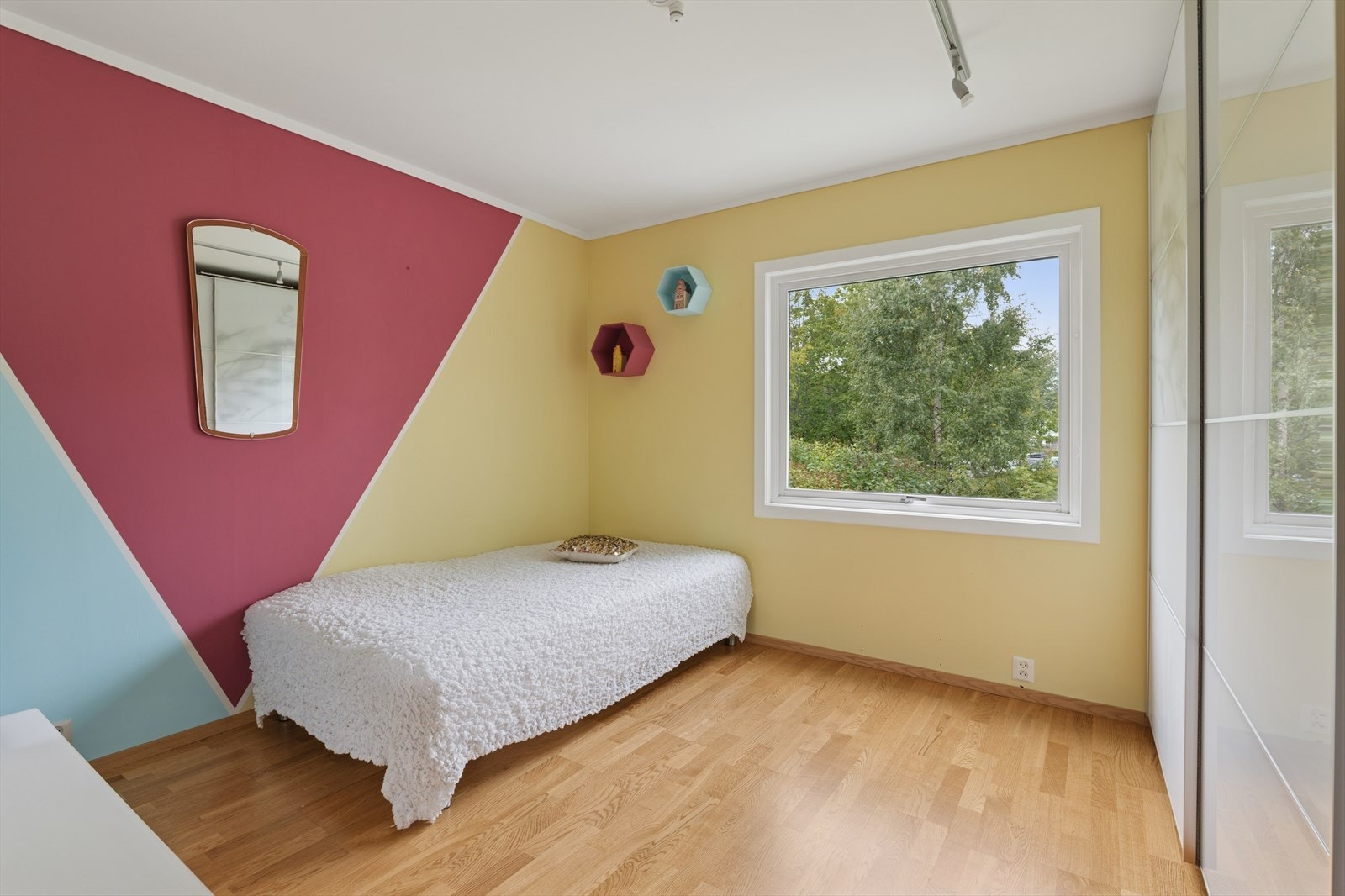 Stort soveværelse med skyvedørsgarderobe Galleribilde