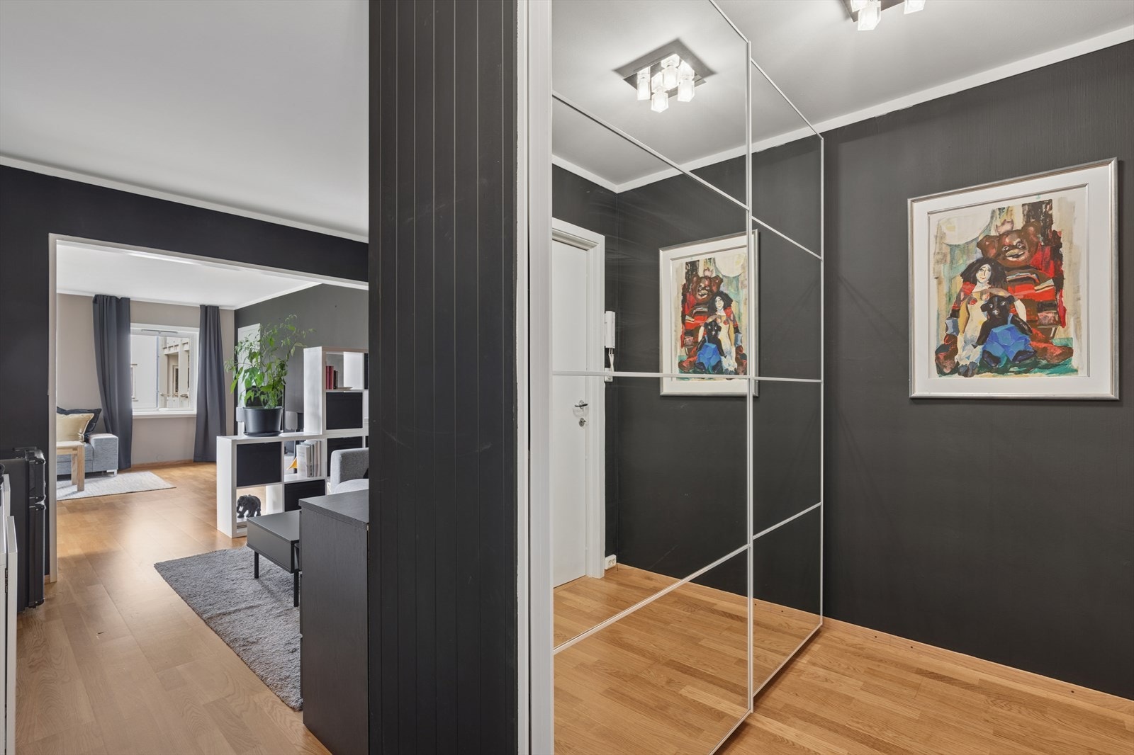 Man kommer inn i entrè med romslig skyvedørsgarderobe Galleribilde