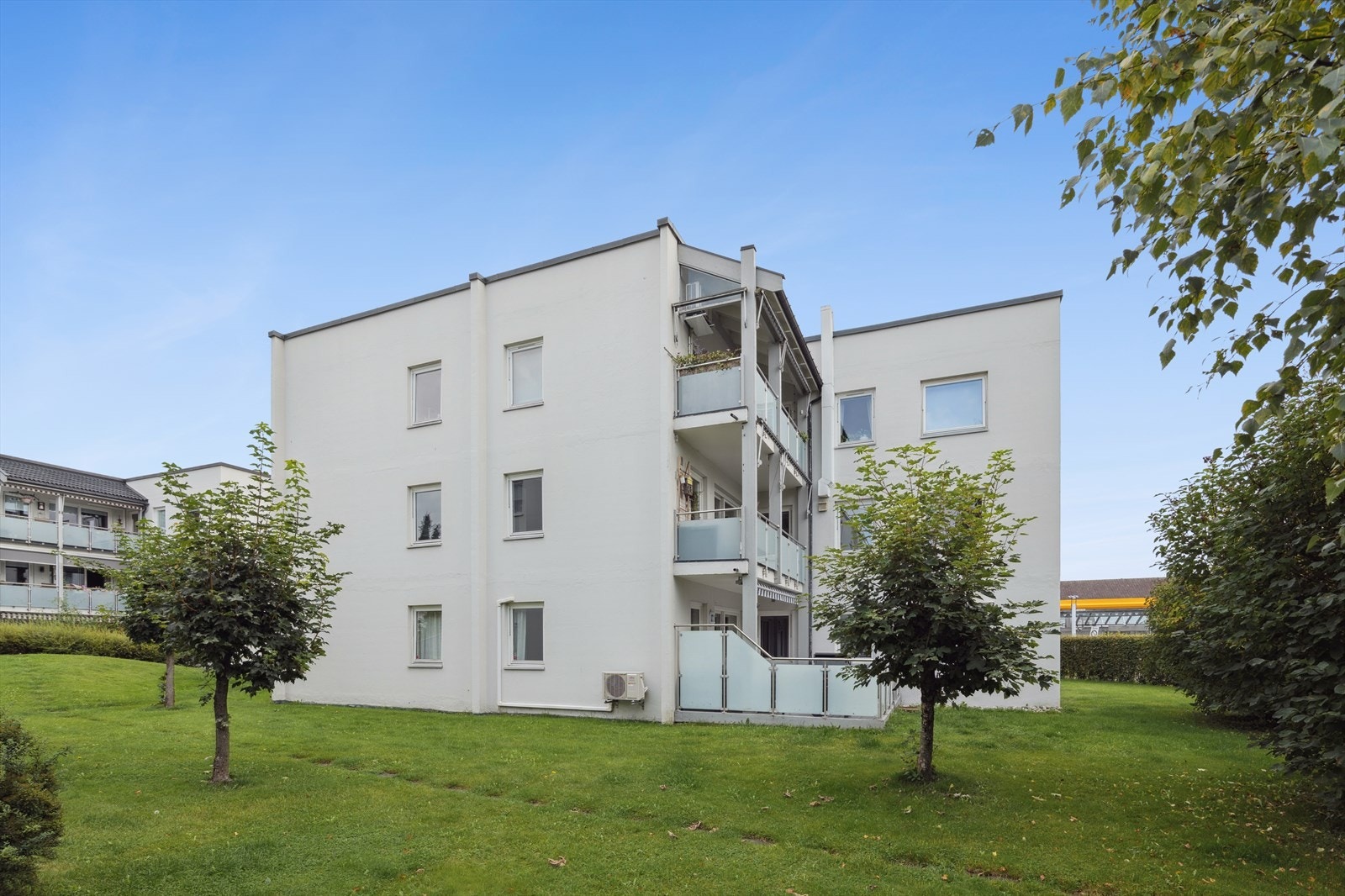 Leiligheten er beliggende i veldrevet borettslag med flott felles hagetomt Galleribilde