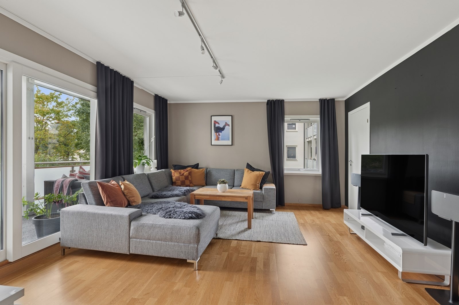 Stuen byr på godt med gjennomlys fra store vindusflater Galleribilde