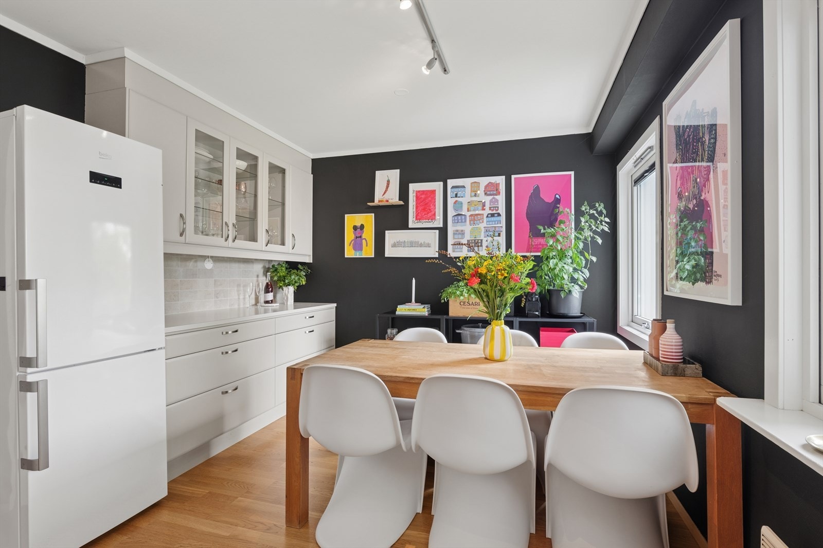 Det er god plass til familiens spisebord på kjøkken Galleribilde