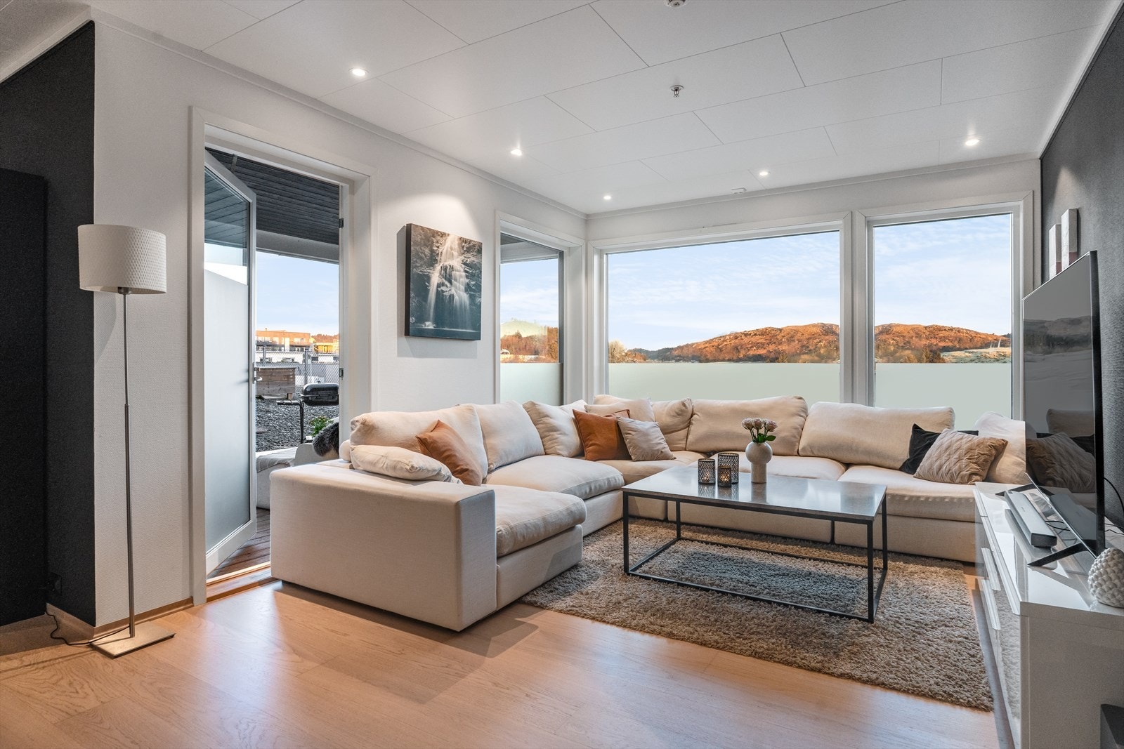 Flott utsikt fra stuevinduet Galleribilde