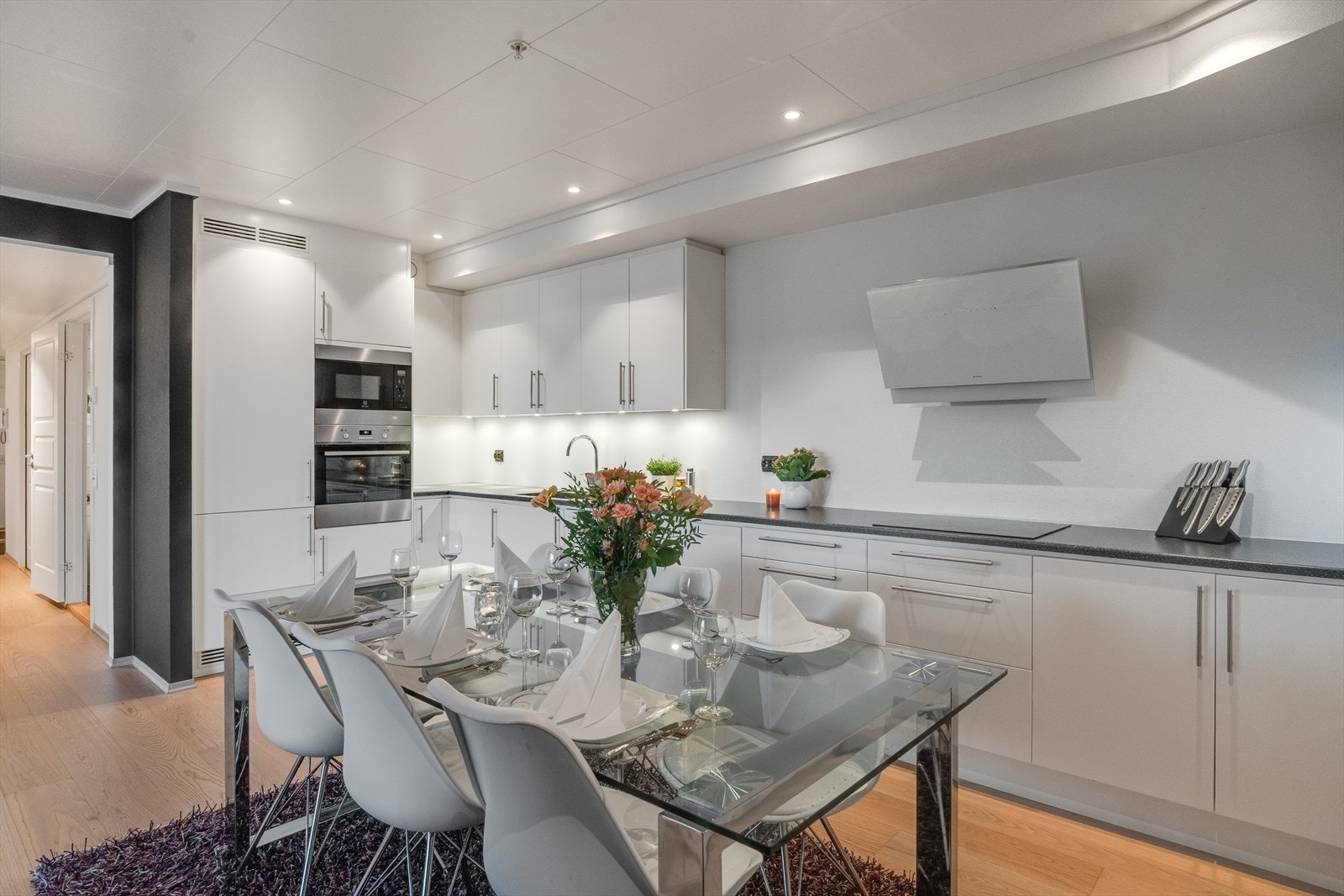 Lekkert kjøkken med god skap og benkeplass Galleribilde