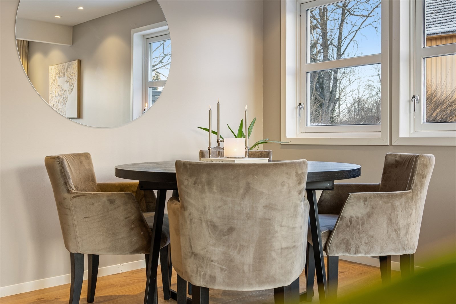 Spiseplassen er naturlig plassert i tilknytning til både stue og kjøkken. Galleribilde