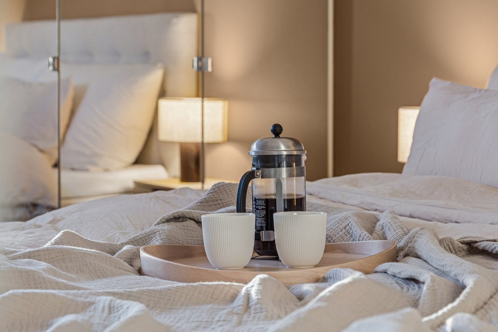 Et innbydende soverom med dempede toner og varme materialer. Galleribilde