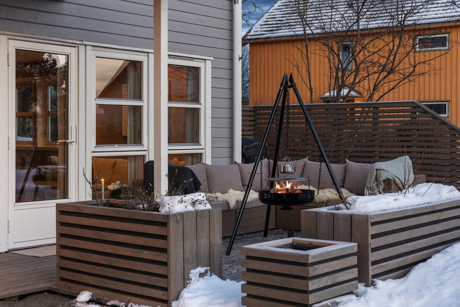 Skjermet hjørne av uteområdet med gode møbleringsmuligheter. Galleribilde