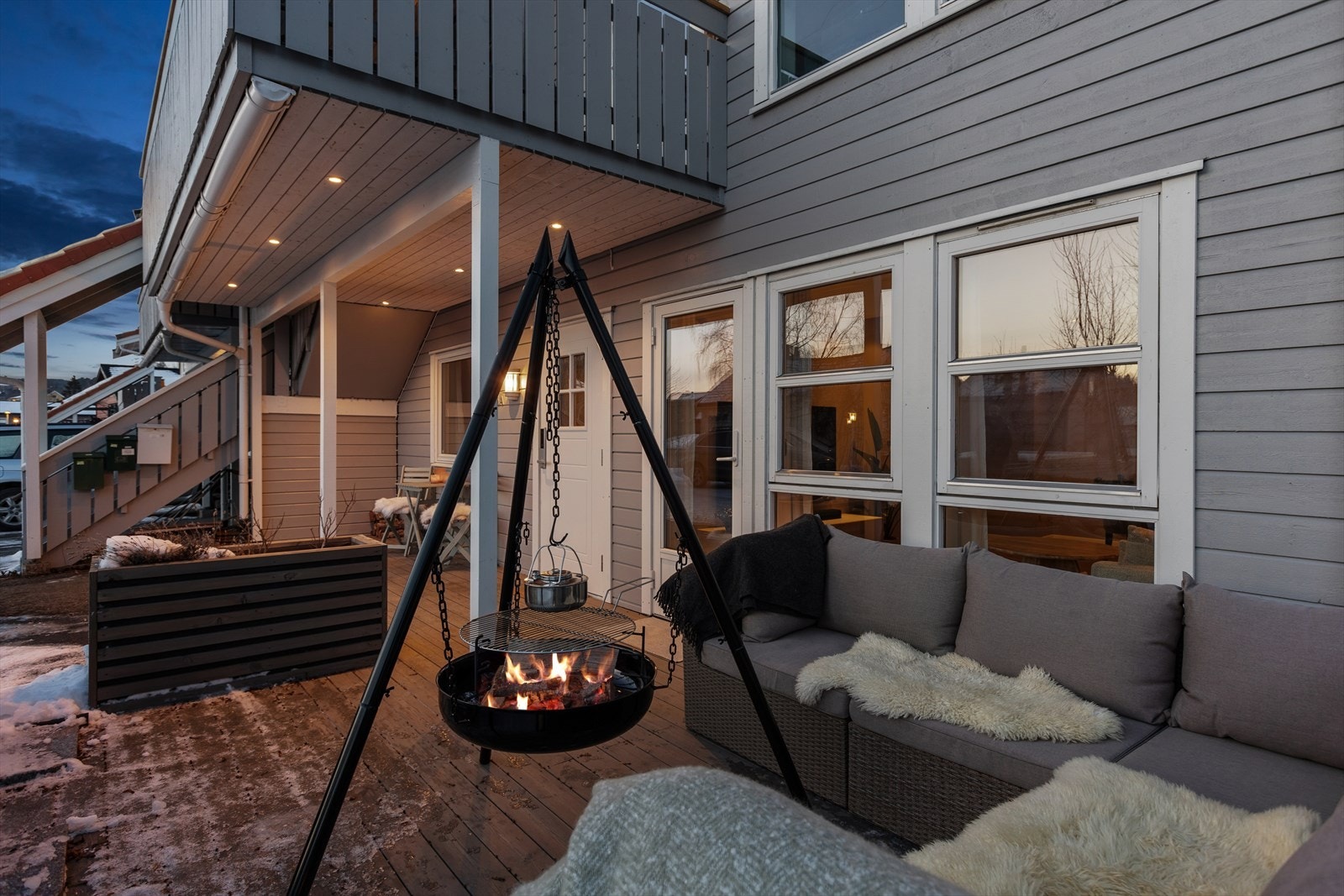 Stemningsfull terrasse med bålpanne - perfekt for hyggelige kvelder. Galleribilde