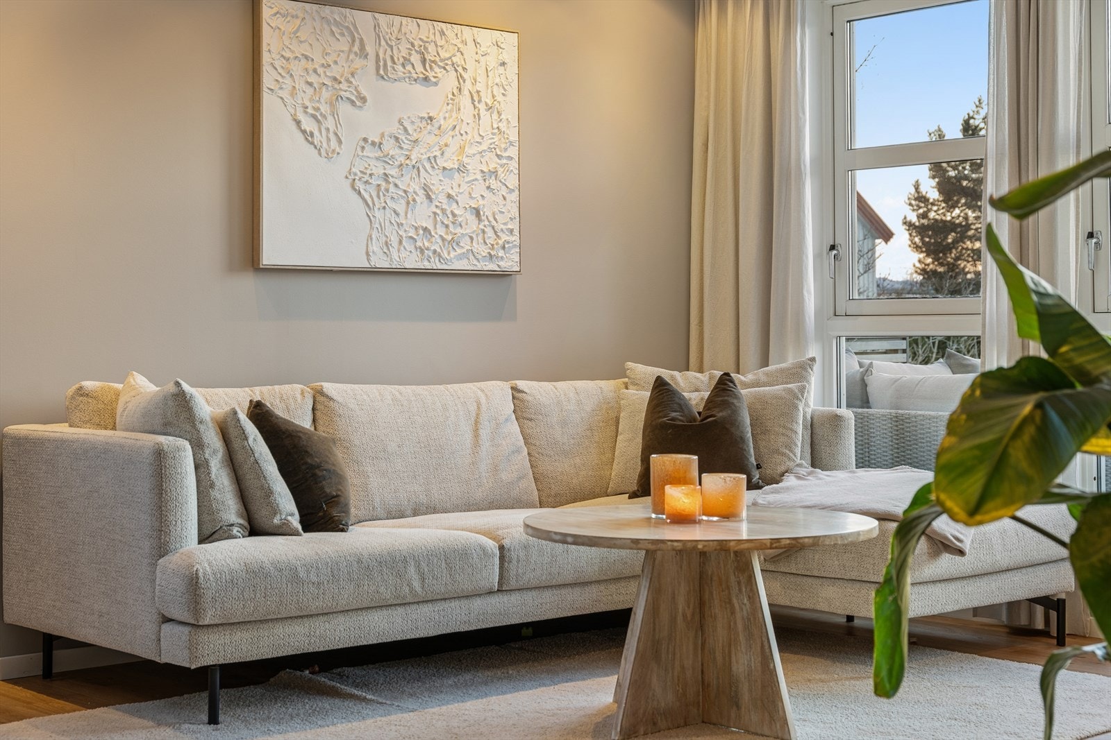 Den åpne planløsningen skaper en sosial og luftig atmosfære i boligens hovedrom. Galleribilde