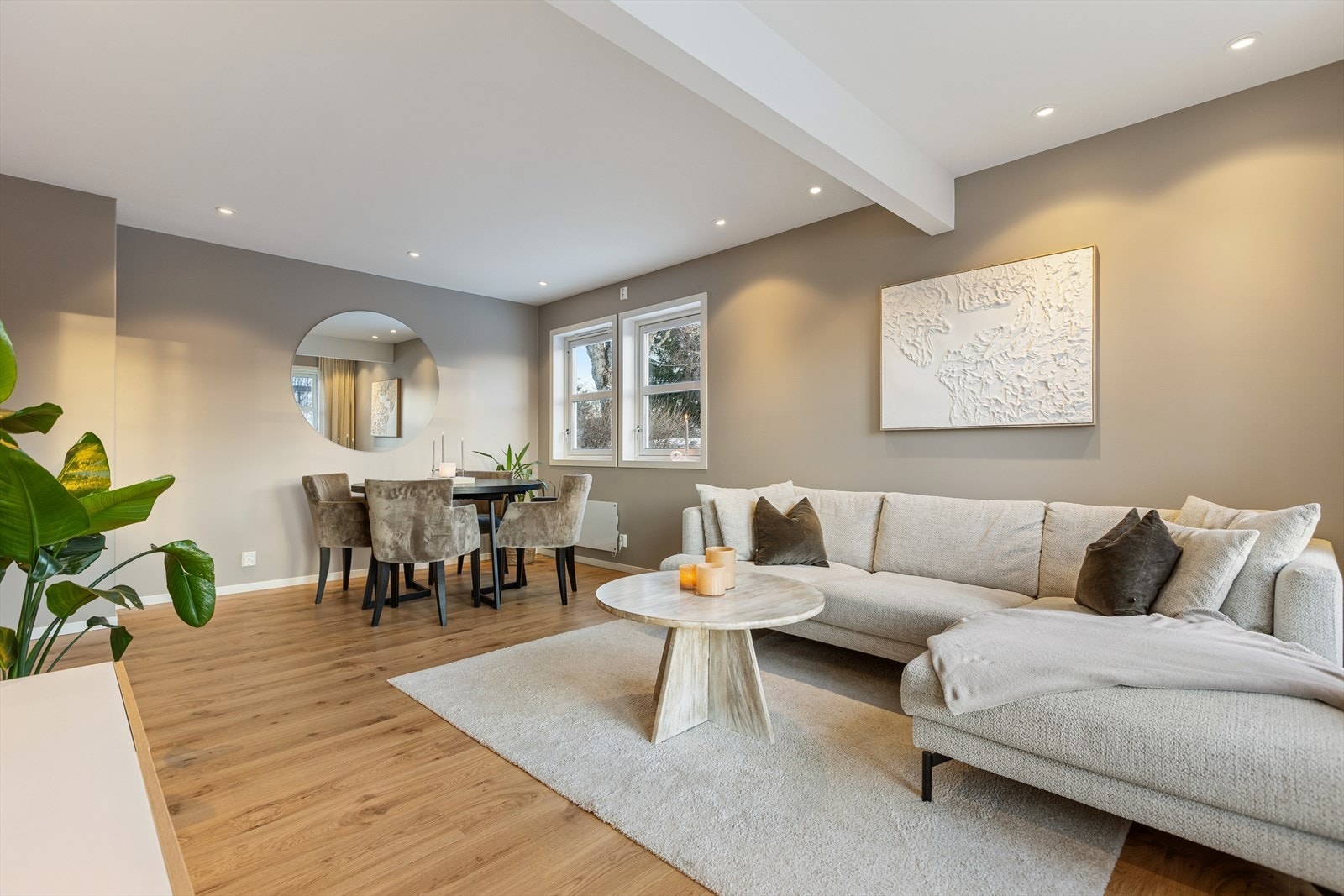 Leiligheten ble renovert/oppusset innvendig i perioden 2013-2015 og fremstår med en moderne standard, gjennomtenkt planløsning og en helhetlig stil. Galleribilde