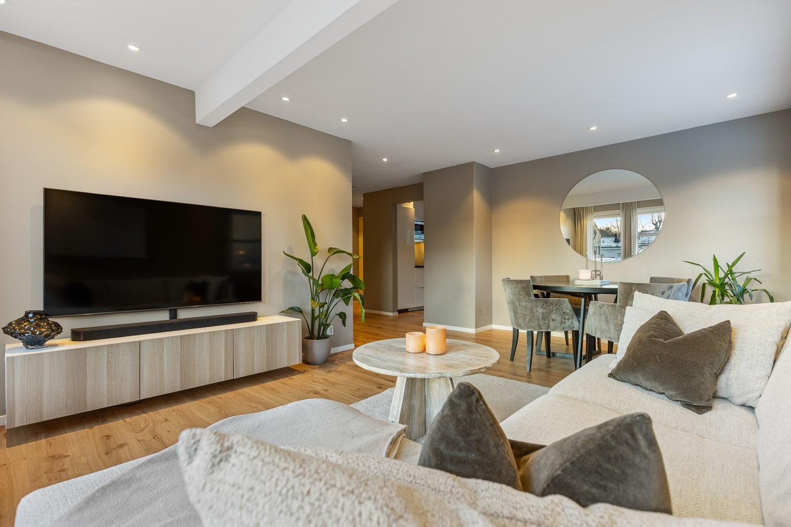 Stuens gode utforming og de tidløse fargevalgene på vegger legger et godt grunnlag for å innrede rommet etter eget ønske. Galleribilde