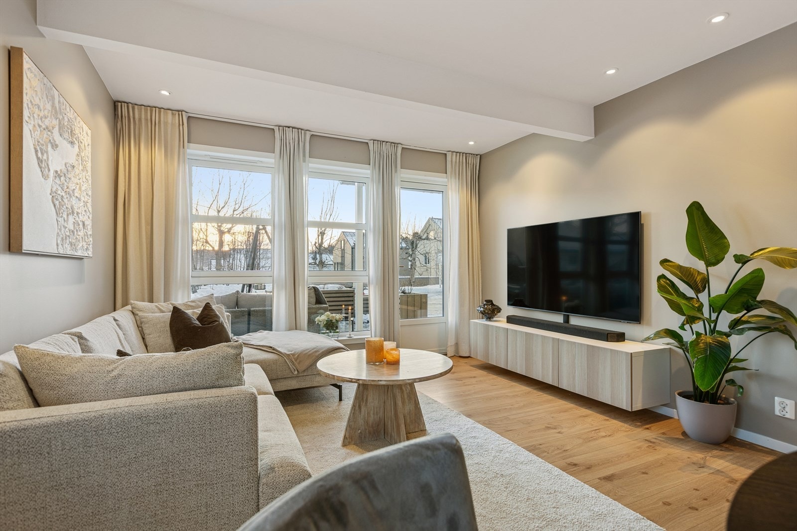 Stuen har god plass til både sofagruppe og spisebord for sosiale sammenkomster. Galleribilde