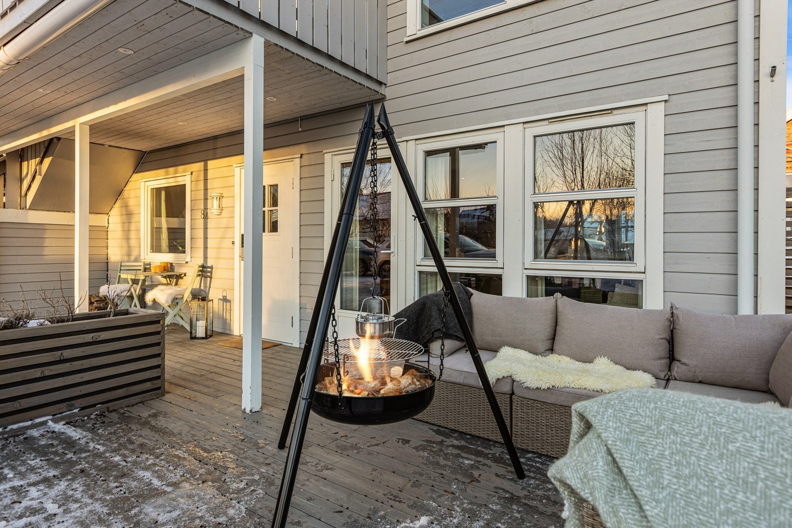 Terrassen har god plass til utemøbler og grill, og er pent skjermet. Galleribilde