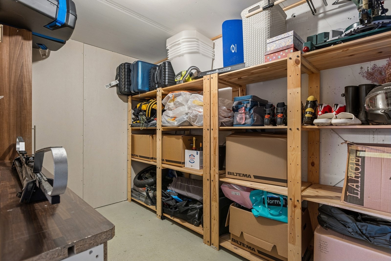 Romslig bod med god lagringsplass Galleribilde