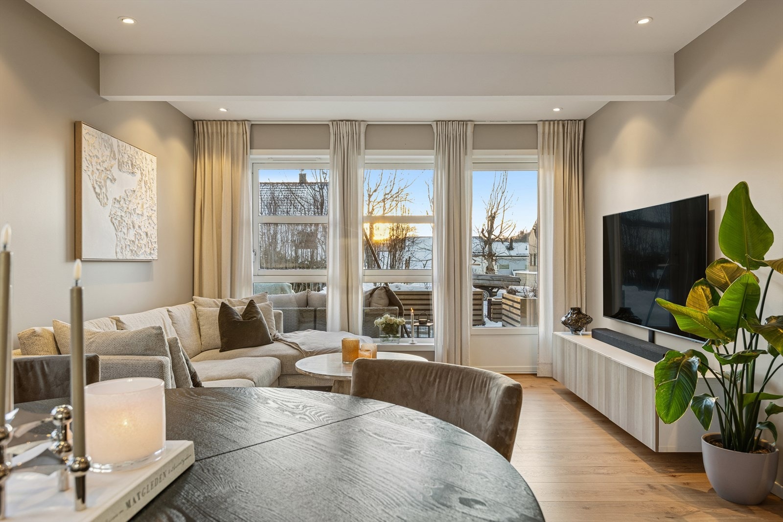 Store vindusflater i stuen gir rikelig med lys og direkte utgang til terrassen. Galleribilde