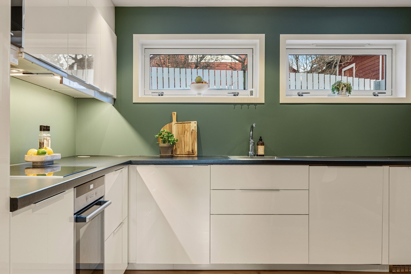 Kjøkkenet er praktisk utformet med rikelig benke- og skapplass. Galleribilde