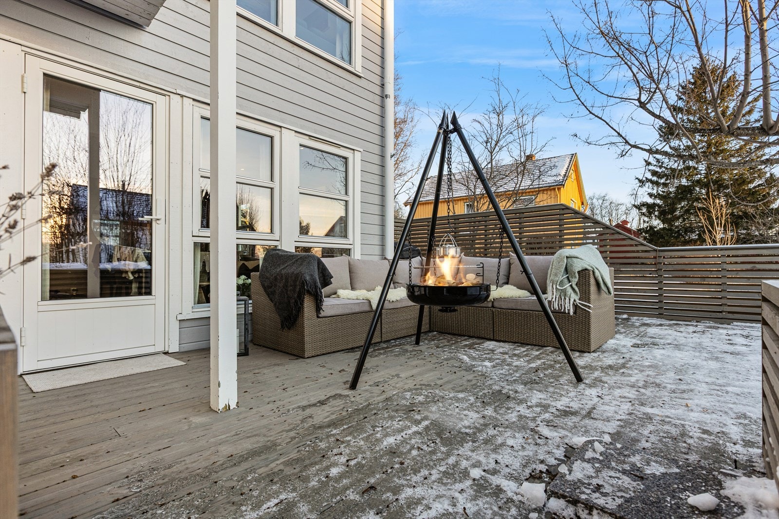 Direkte utgang fra stuen til terrassen skaper en sømløs overgang mellom inne og ute. Galleribilde