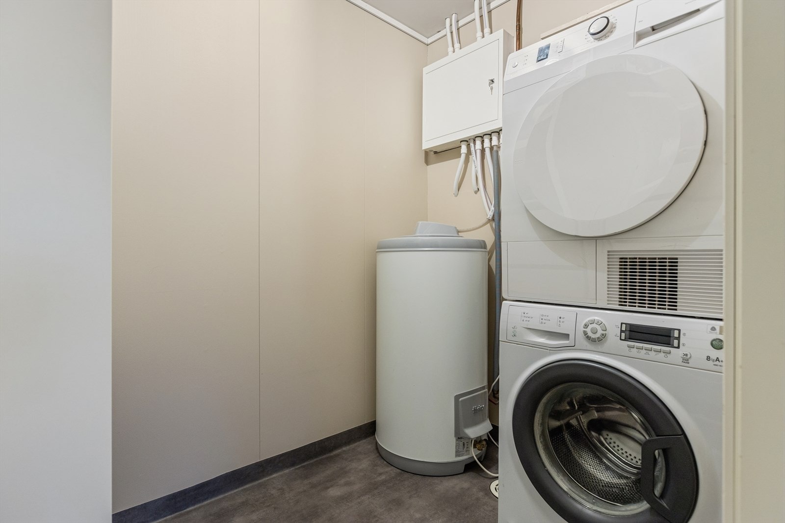 Praktisk bod med opplegg for vaskemaskin og tørketrommel, samt plass til varmtvannsbereder. Galleribilde