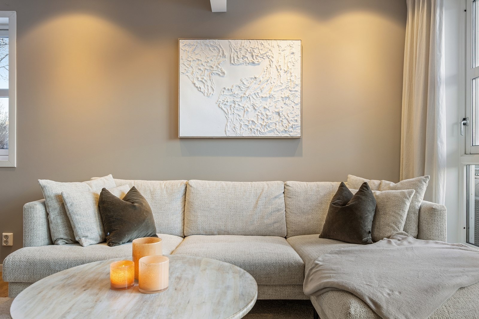 De nøytrale fargevalgene på veggene gir et godt utgangspunkt for personlig innredning. Galleribilde