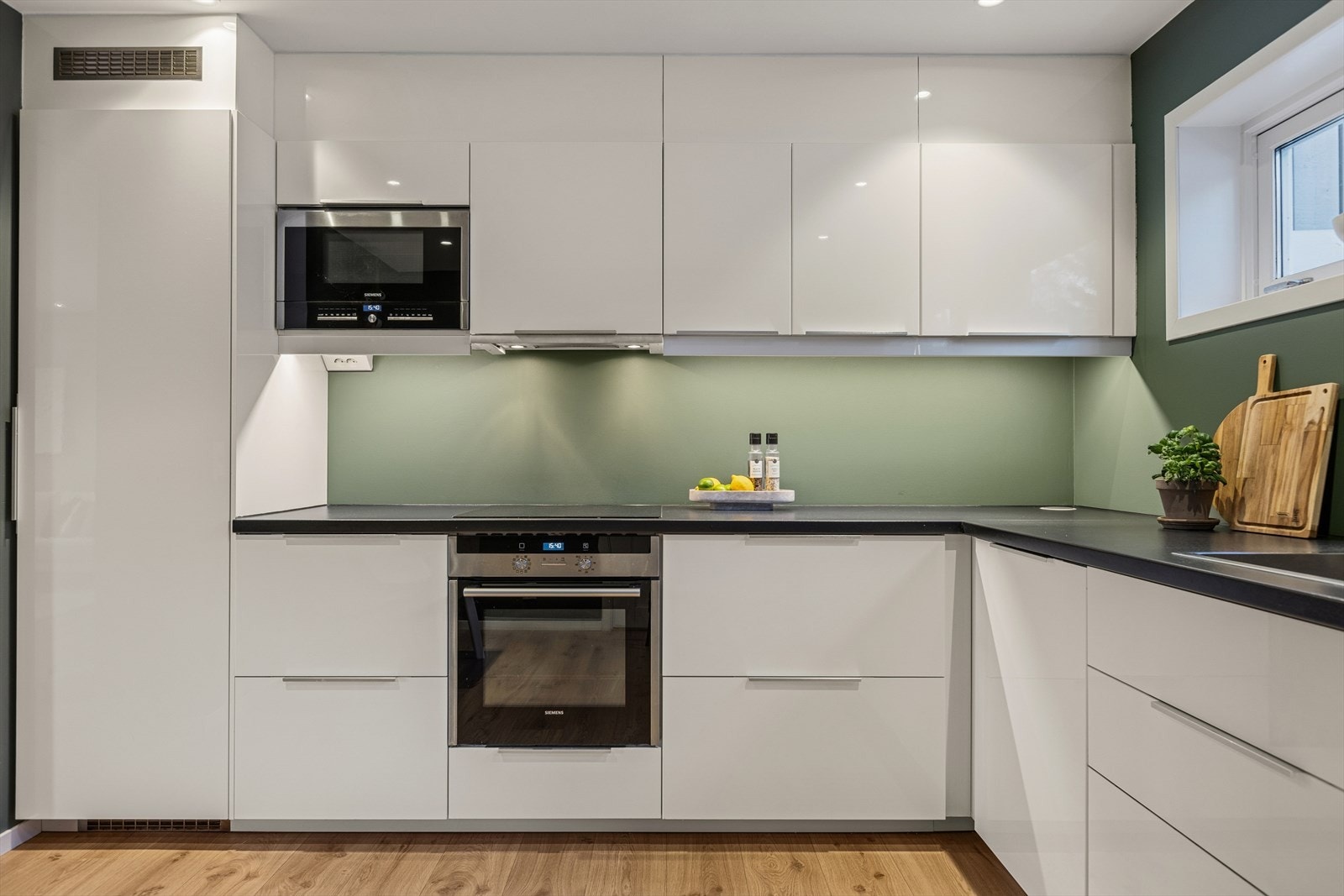 Innredningen har integrert stekeovn og mikrobølgeovn i ergonomisk riktig høyde. Galleribilde