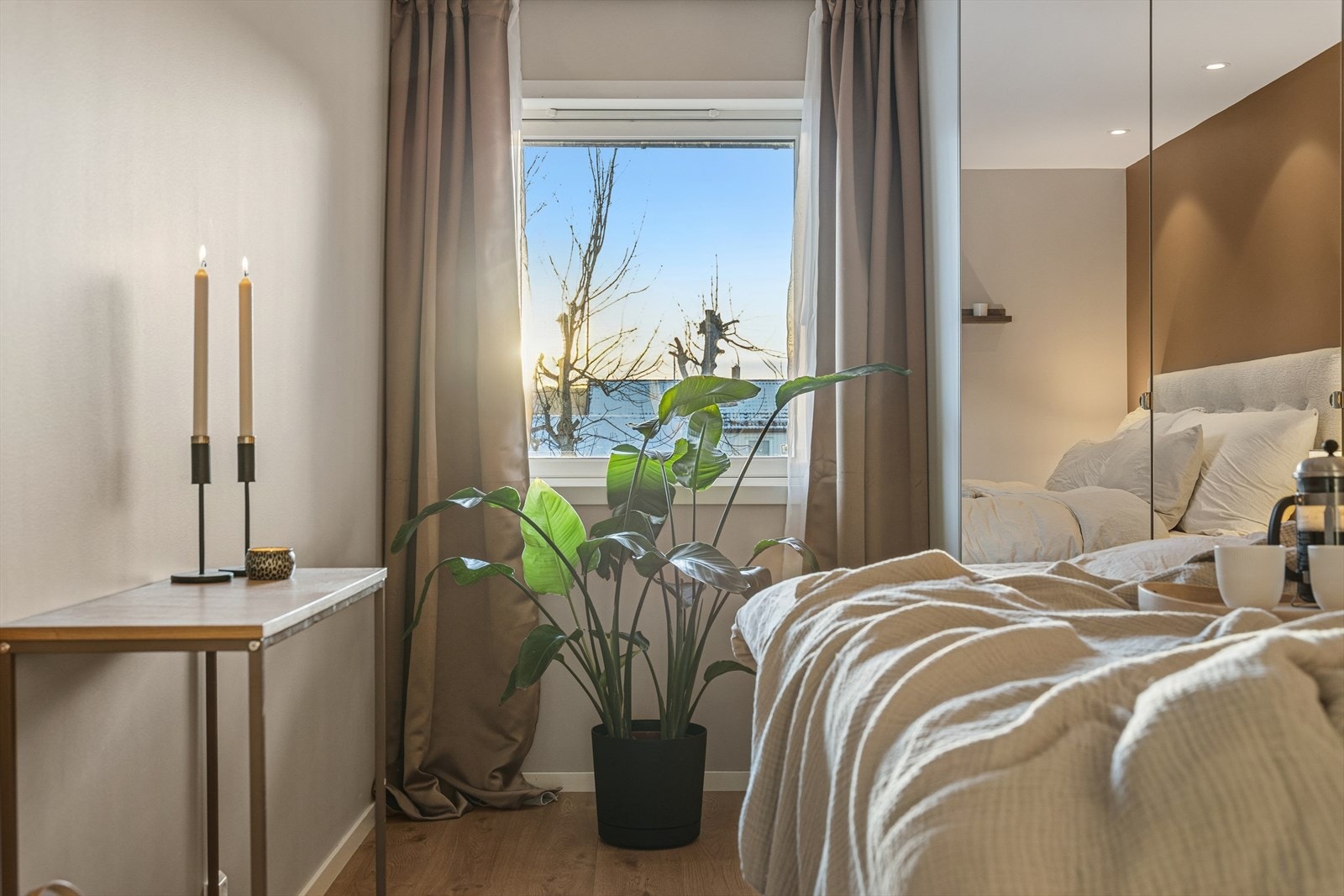 Vinduet på soverommet vender ut mot rolige omgivelser. Galleribilde