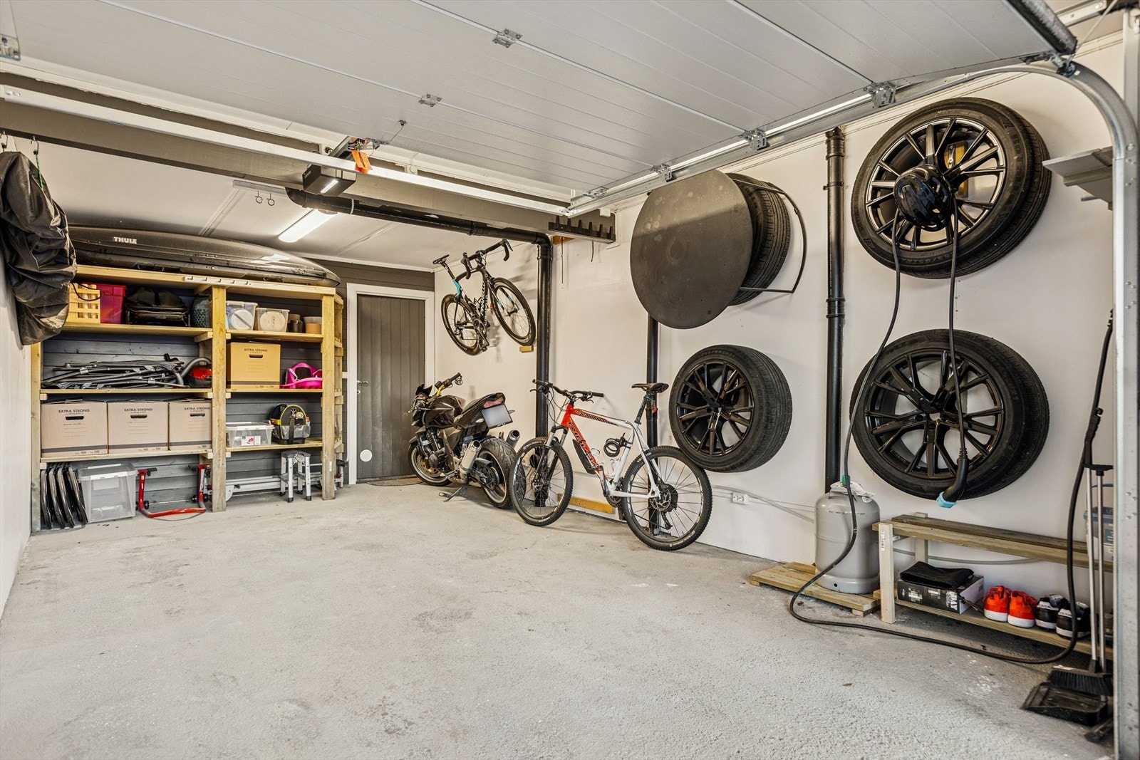 Garasjen har direkte adkomst fra boligen og god plass til bil og oppbevaring. Galleribilde
