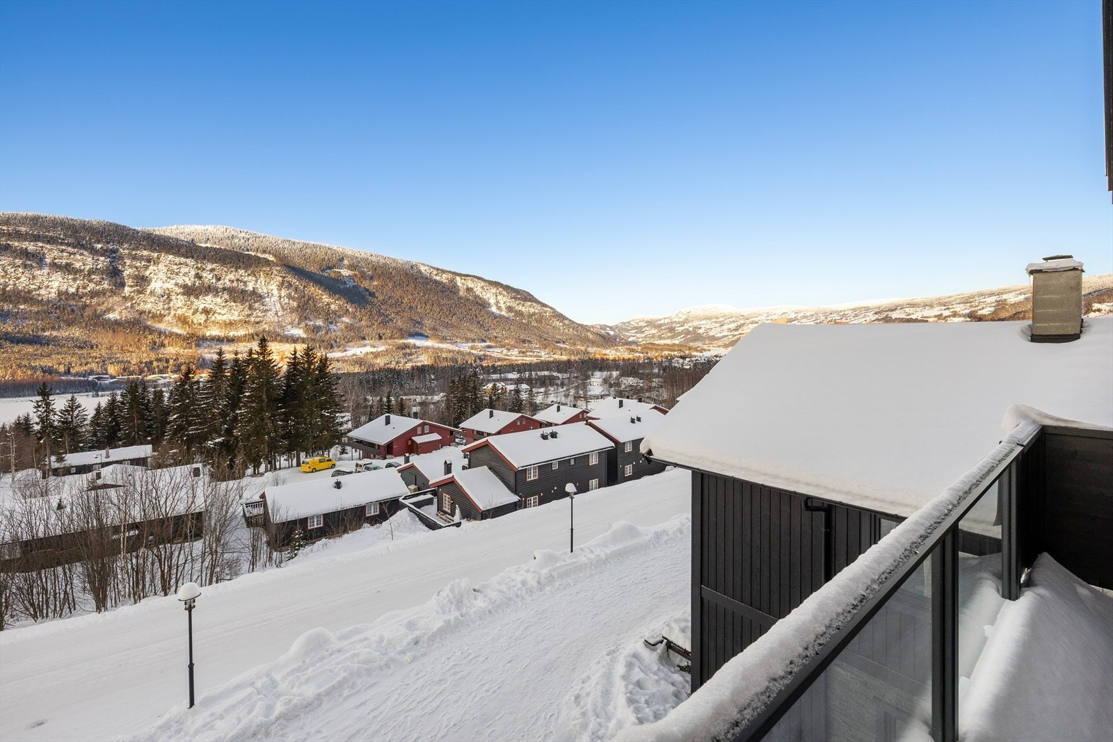Utsikt over nærliggende bebyggelse og skogkledde åser gir en følelse av ro og natur. Galleribilde