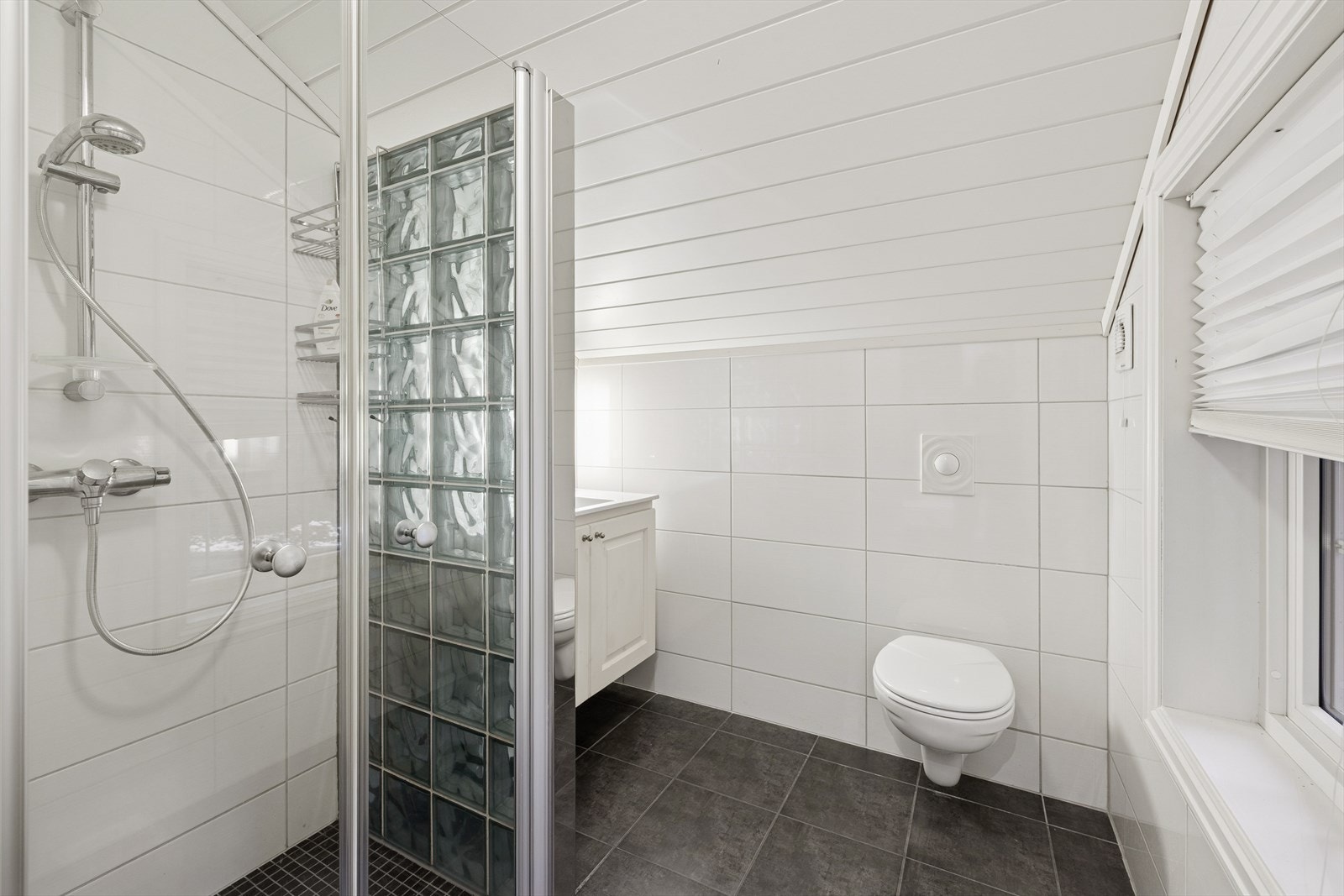 Flislagt baderom med varme i gulvet og formpresset panel i himlingen. Galleribilde