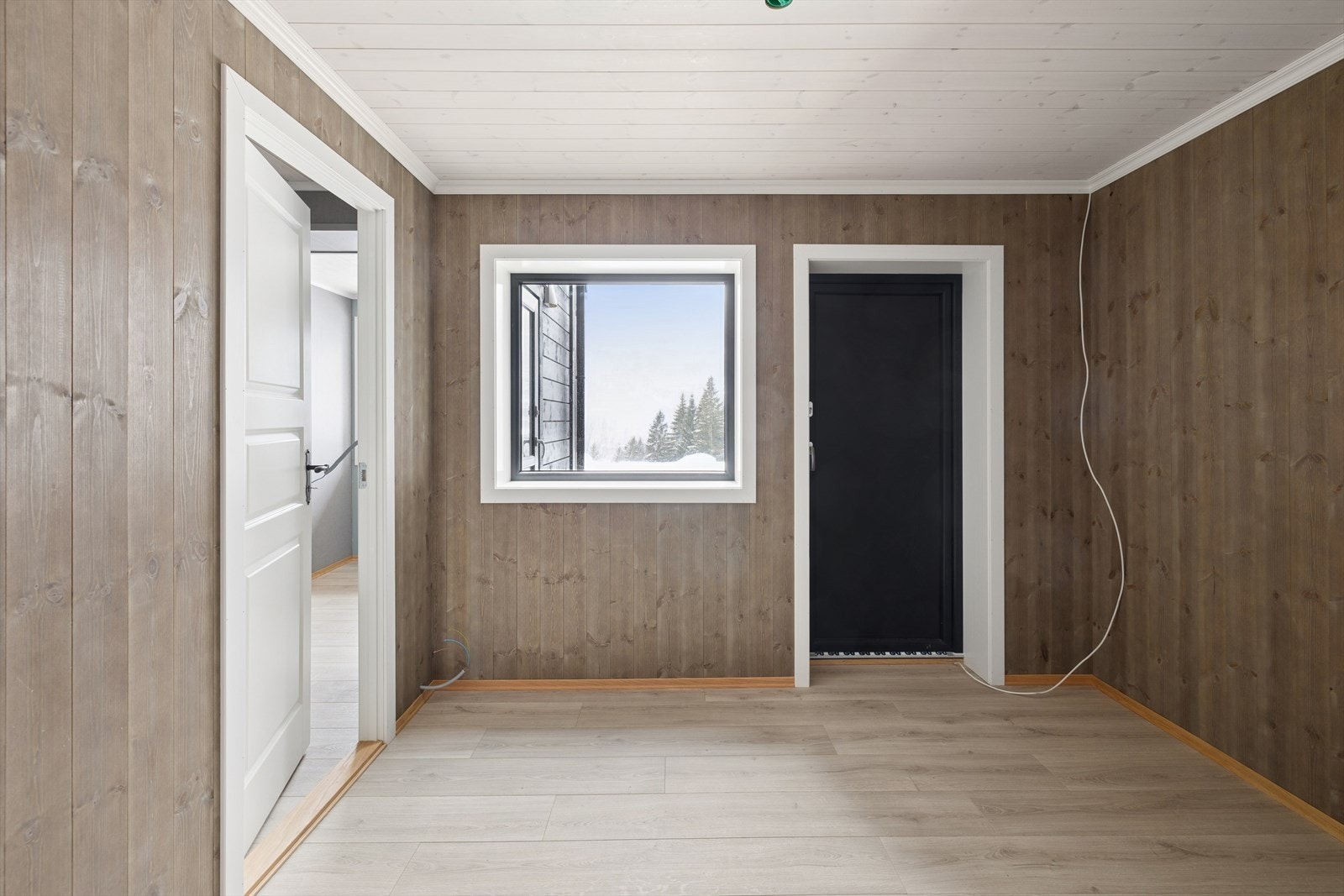 En praktisk leilighet i underetasjen er, i henhold til seksjoneringen, tinglyst som tilleggsareal til denne seksjonen. Galleribilde