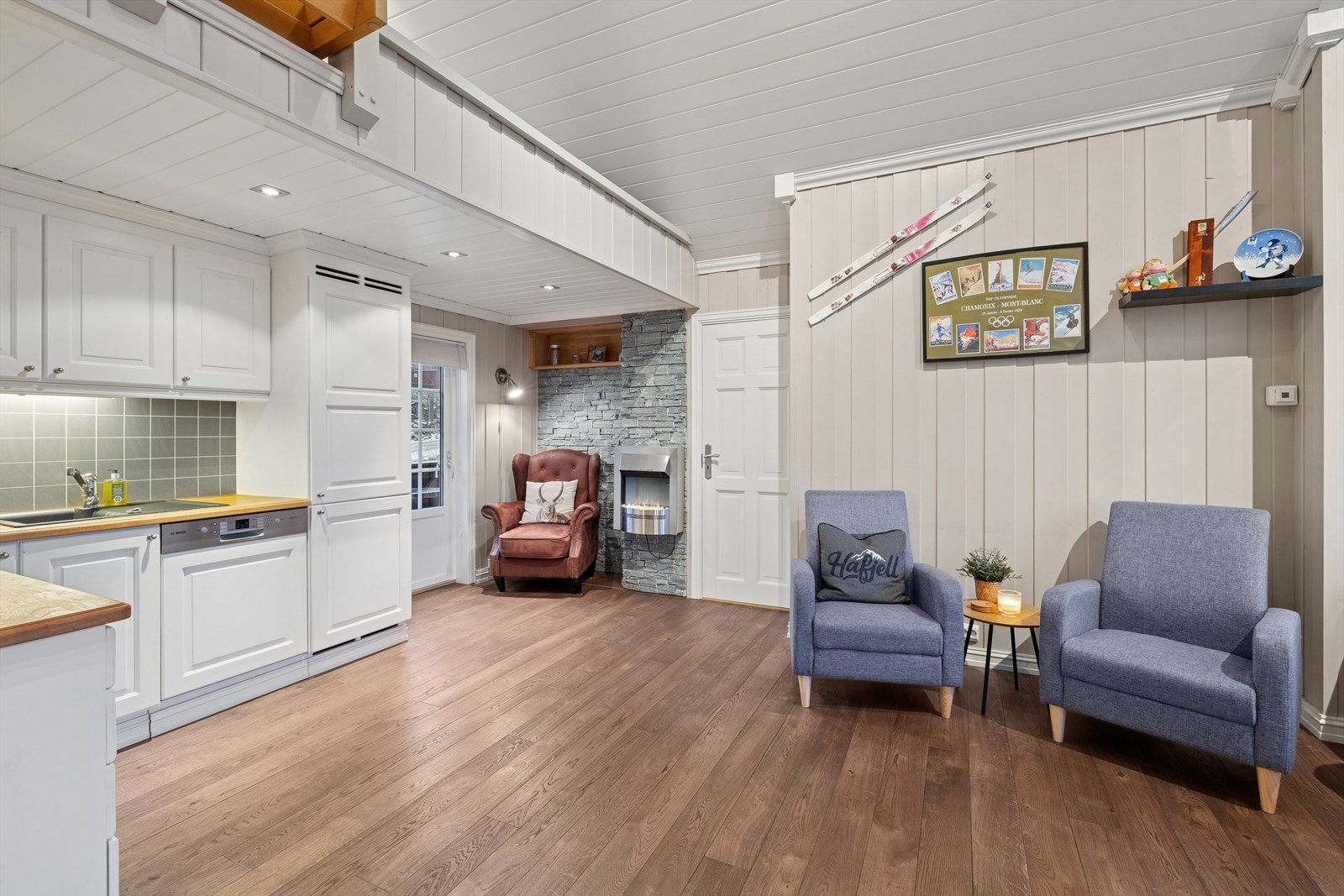 Med stue og kjøkken i åpen løsning blir matlagingen både sosial og hyggelig - enten du lager middag til familien eller har invitert gjester. Galleribilde