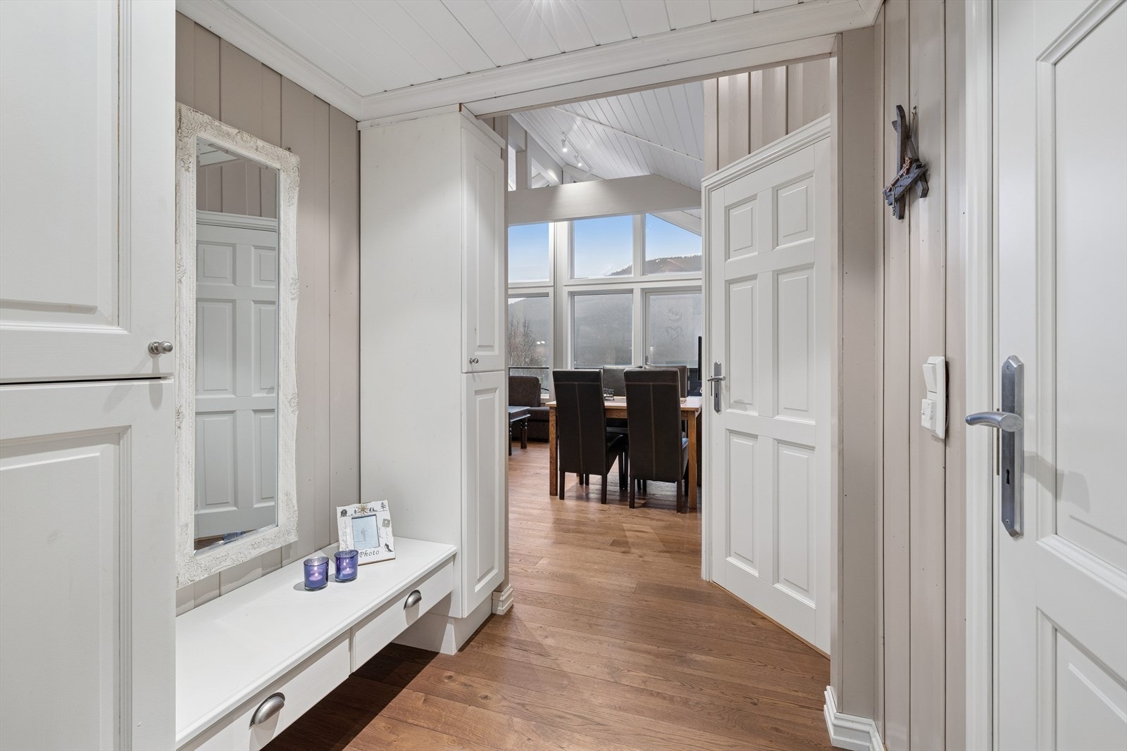 Entré med plass til å henge fra seg yttertøy og sette fra seg sko i et praktisk garderobeskap. Galleribilde