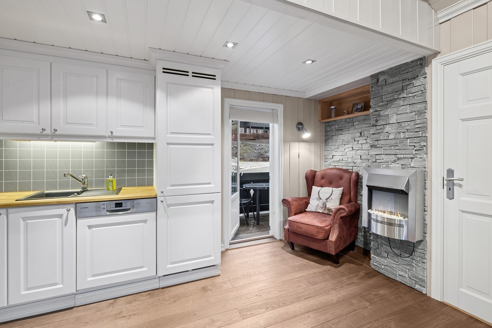 Benkeplaten er utstyrt med kjøkkenkum og kjøkkenkran. Fra kjøkkenet er det også utgang til en østvendt balkong. Galleribilde