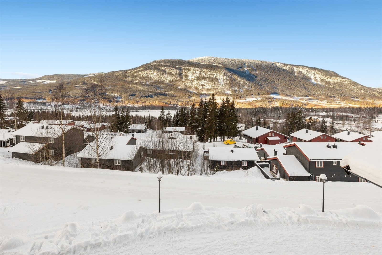 Hafjell ligger ca. 15 km nord for Lillehammer og rundt 2,5 times behagelig kjøretur fra Oslo - lett tilgjengelig for både helgeturer og lengre opphold. Galleribilde