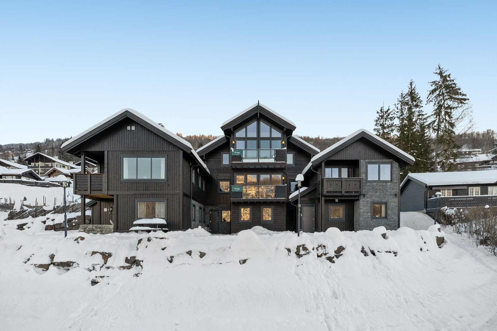 Sørlia ligger i kort avstand til Øyer sentrum med dagligvarebutikker og øvrige fasiliteter. Lillehammer sentrum, med et bredt spekter av butikker, restauranter og kulturtilbud, ligger ca. 15 min unna med bil. Galleribilde