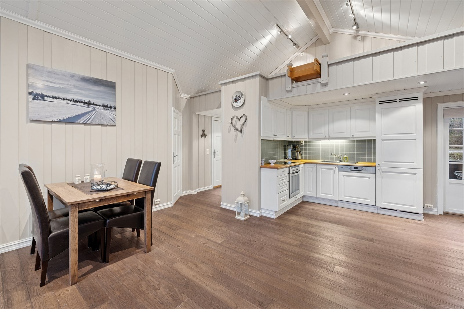 Spisegruppen får sin naturlige plass mellom kjøkkensonen og resten av stuen. Galleribilde