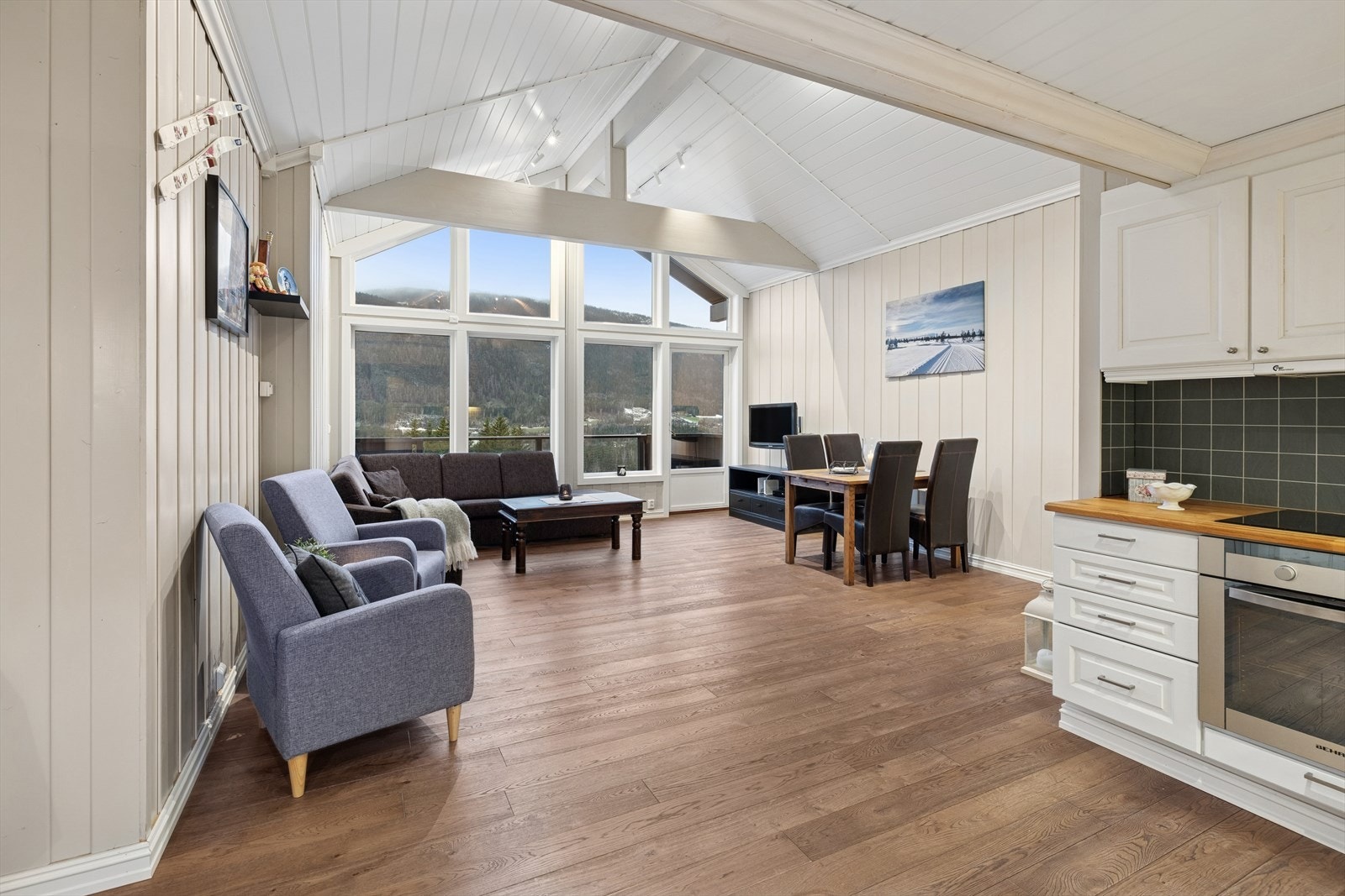 Den fantastiske takhøyden gir en luftig atmosfære. Galleribilde