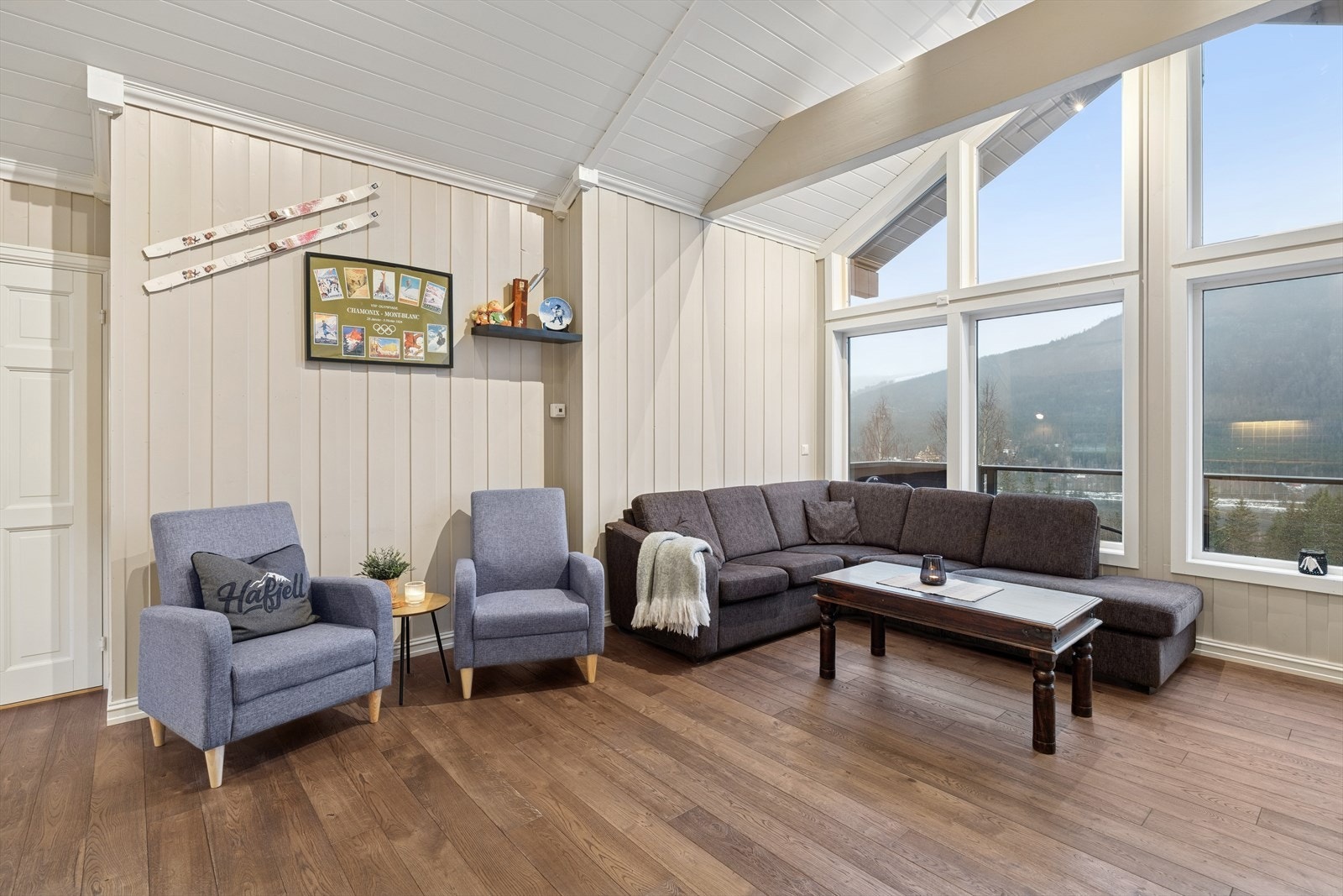 Oppholdsrommets utforming gir gode muligheter for å skape naturlige soner med ønsket innredning. Galleribilde