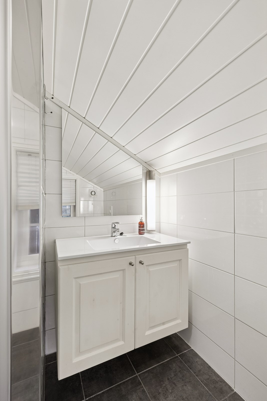 Det er montert speil og belysning over servanten. Galleribilde