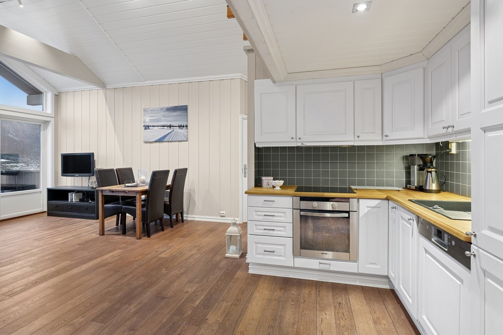 Over benkeplaten er det montert laminat samt belysning under overskap. Galleribilde