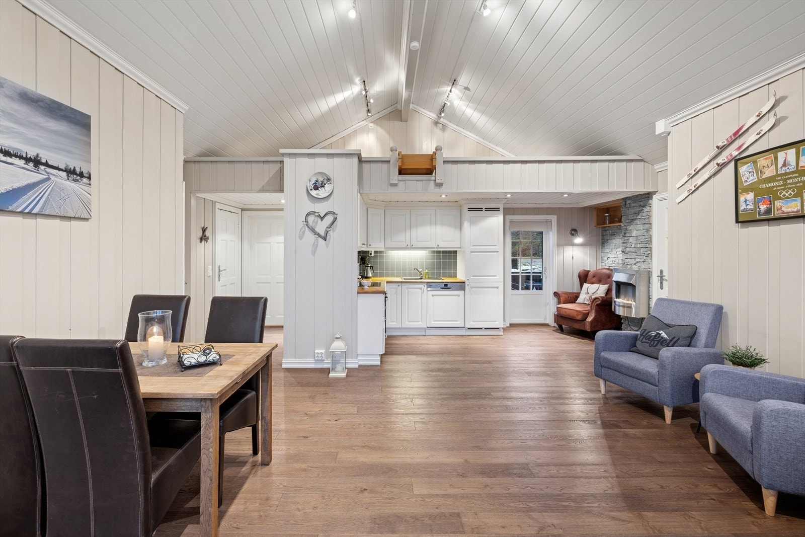 Herlig stueavdeling med kjøkken i åpen og sosial løsning. Galleribilde