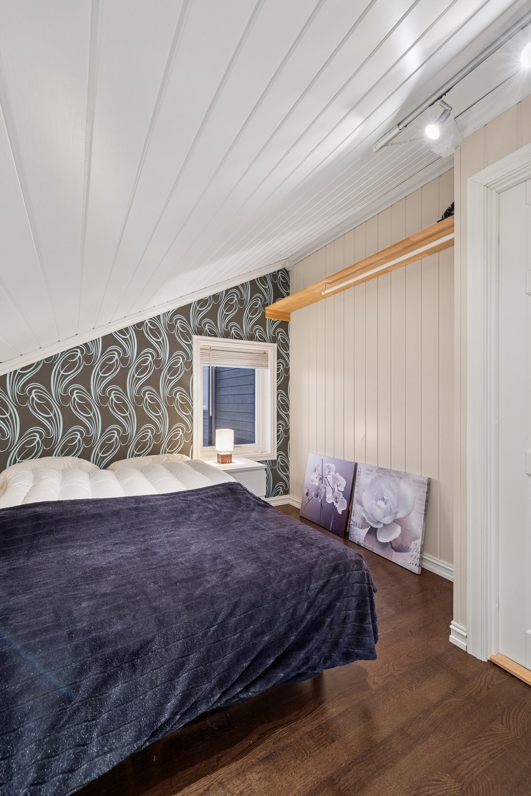 Leiligheten har to gode soverom med fine innredningsmuligheter, deriblant plass til romslig seng, nattbord og annet ønsket møblement. Galleribilde